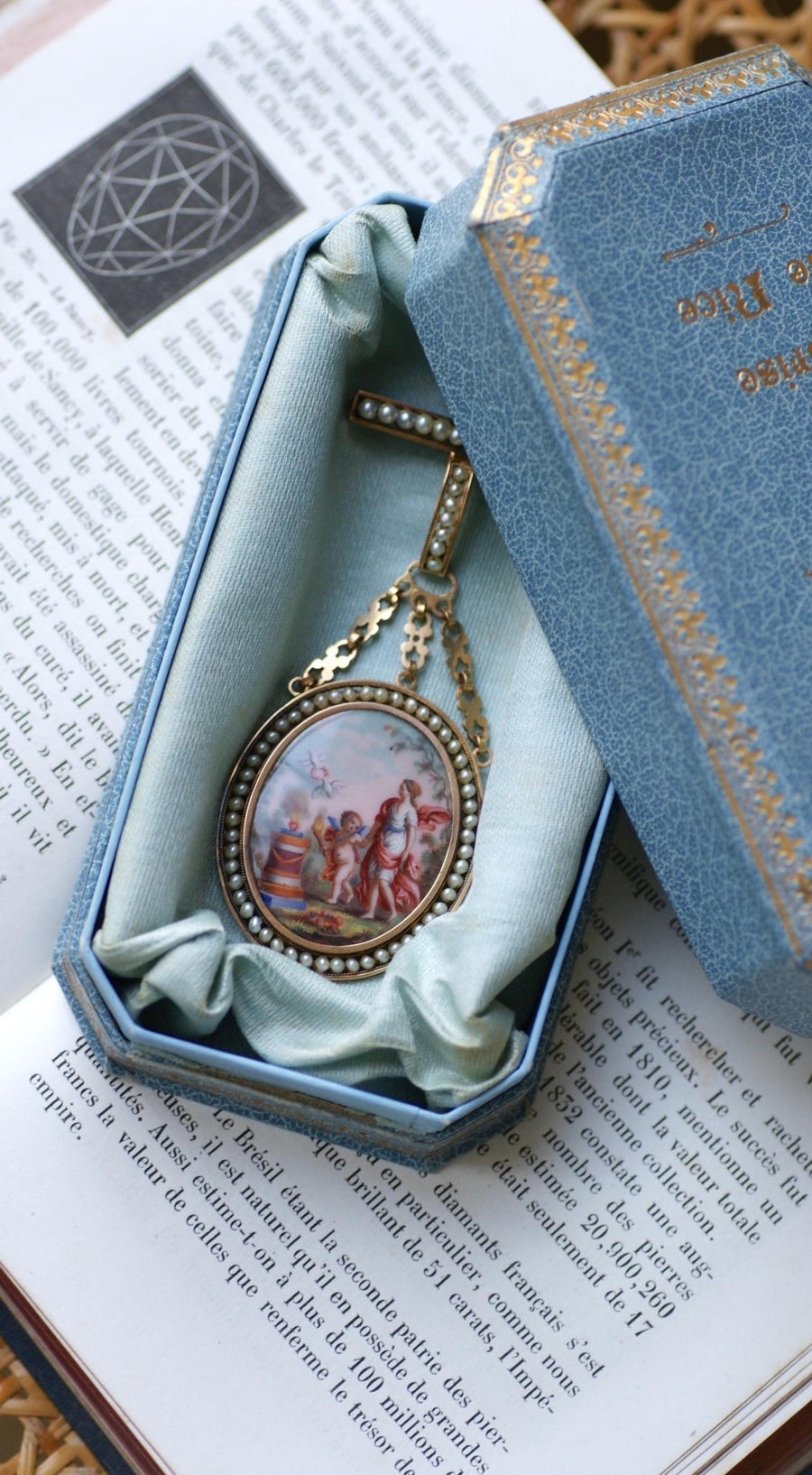 Broche Or, Perles, et Miniature Porcelaine par Auguste Perrette - Galerie Pénélope