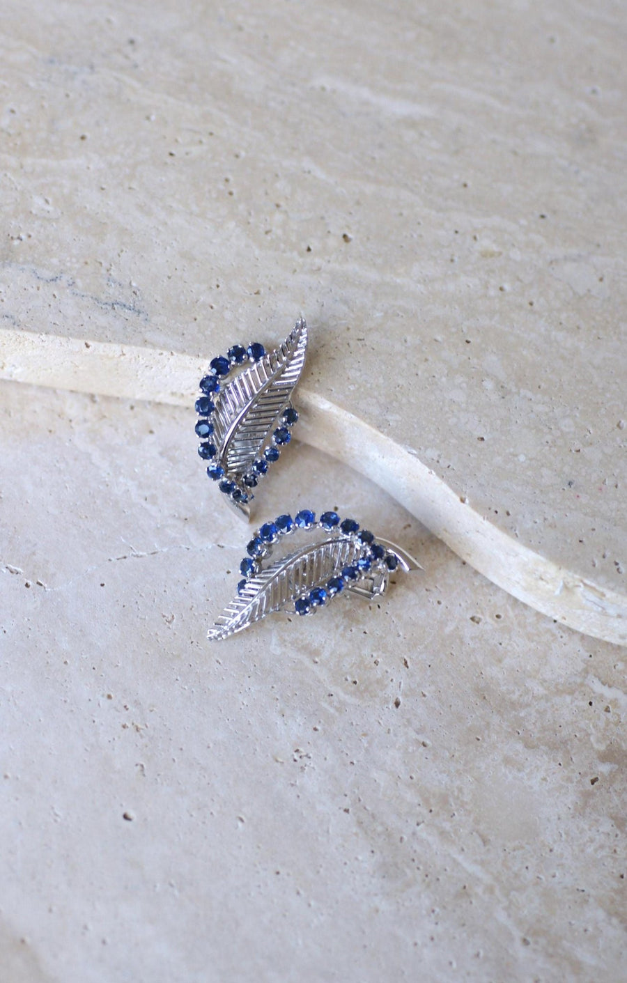 Clips Plume Or Blanc et Saphirs Années 60 - Galerie Pénélope