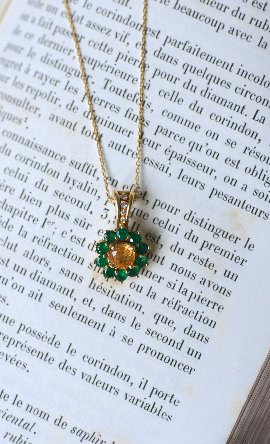 Collier Pendentif Marguerite Saphir Jaune et Emeraudes - Galerie Pénélope