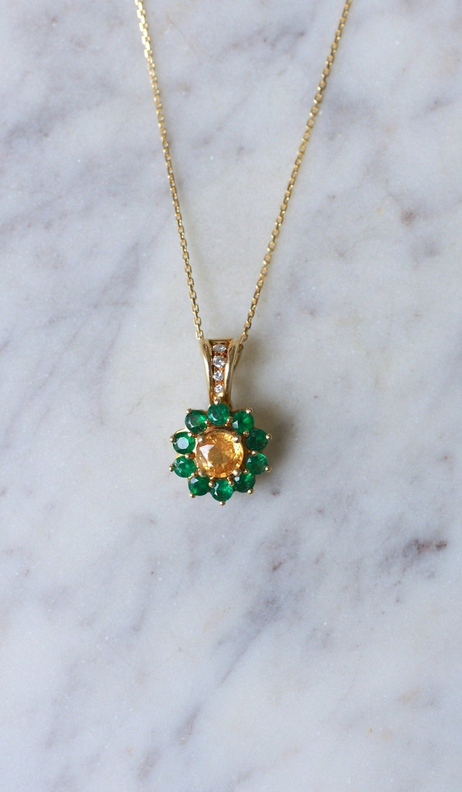 Collier Pendentif Marguerite Saphir Jaune et Emeraudes - Galerie Pénélope