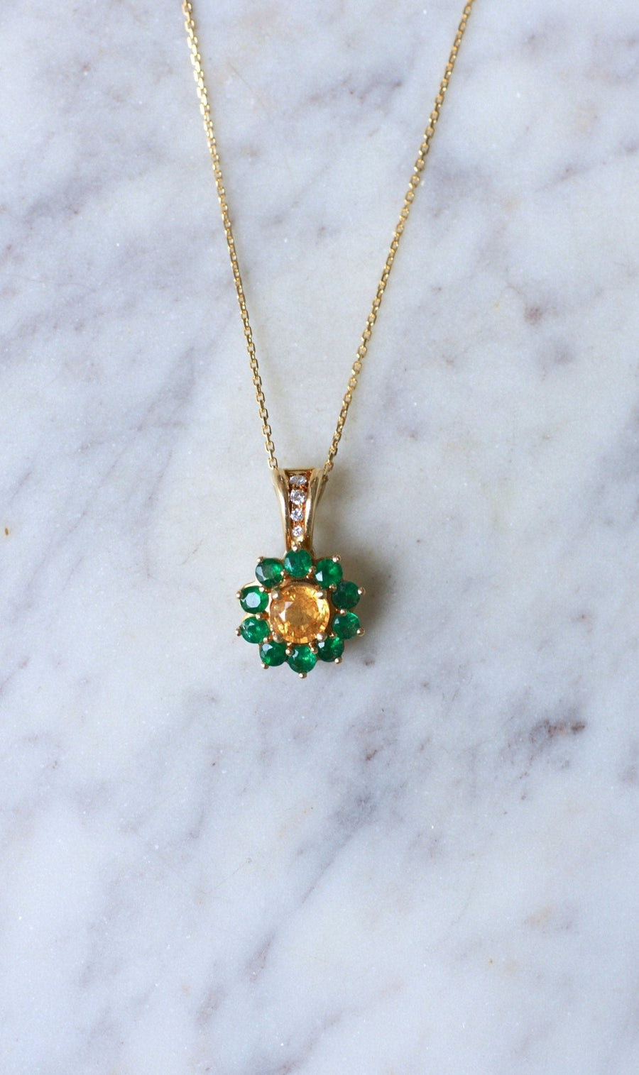 Collier Pendentif Marguerite Saphir Jaune et Emeraudes - Galerie Pénélope