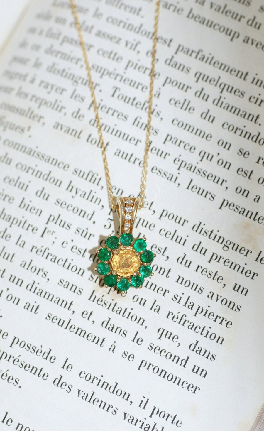 Collier Pendentif Marguerite Saphir Jaune et Emeraudes - Galerie Pénélope