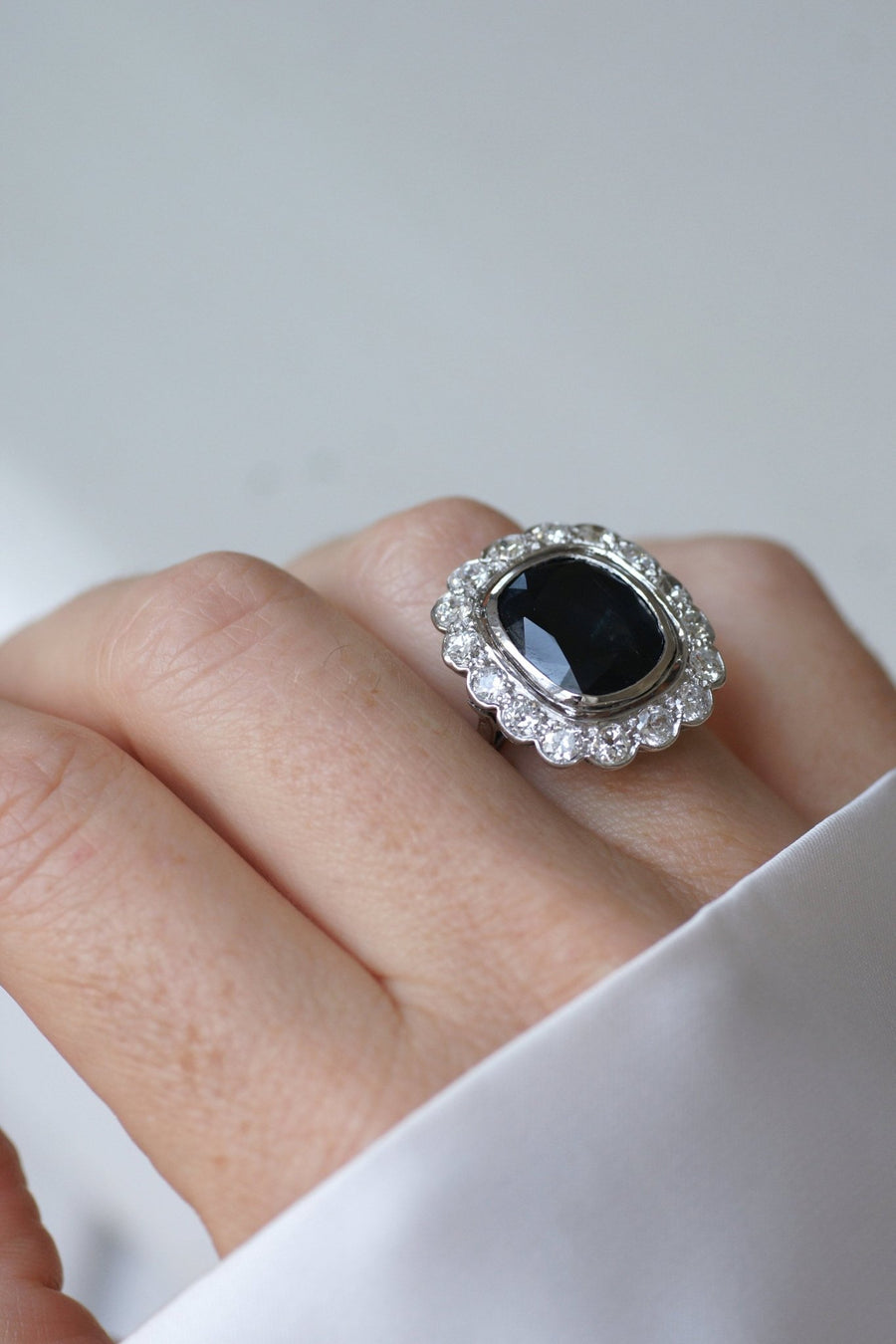 Grande Bague Marguerite Art Déco Saphir et Diamants - Galerie Pénélope