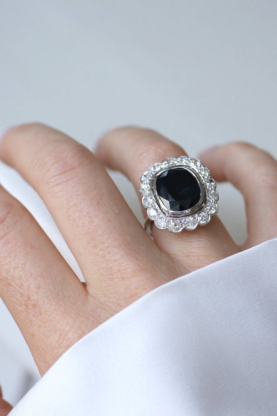 Grande Bague Marguerite Art Déco Saphir et Diamants - Galerie Pénélope