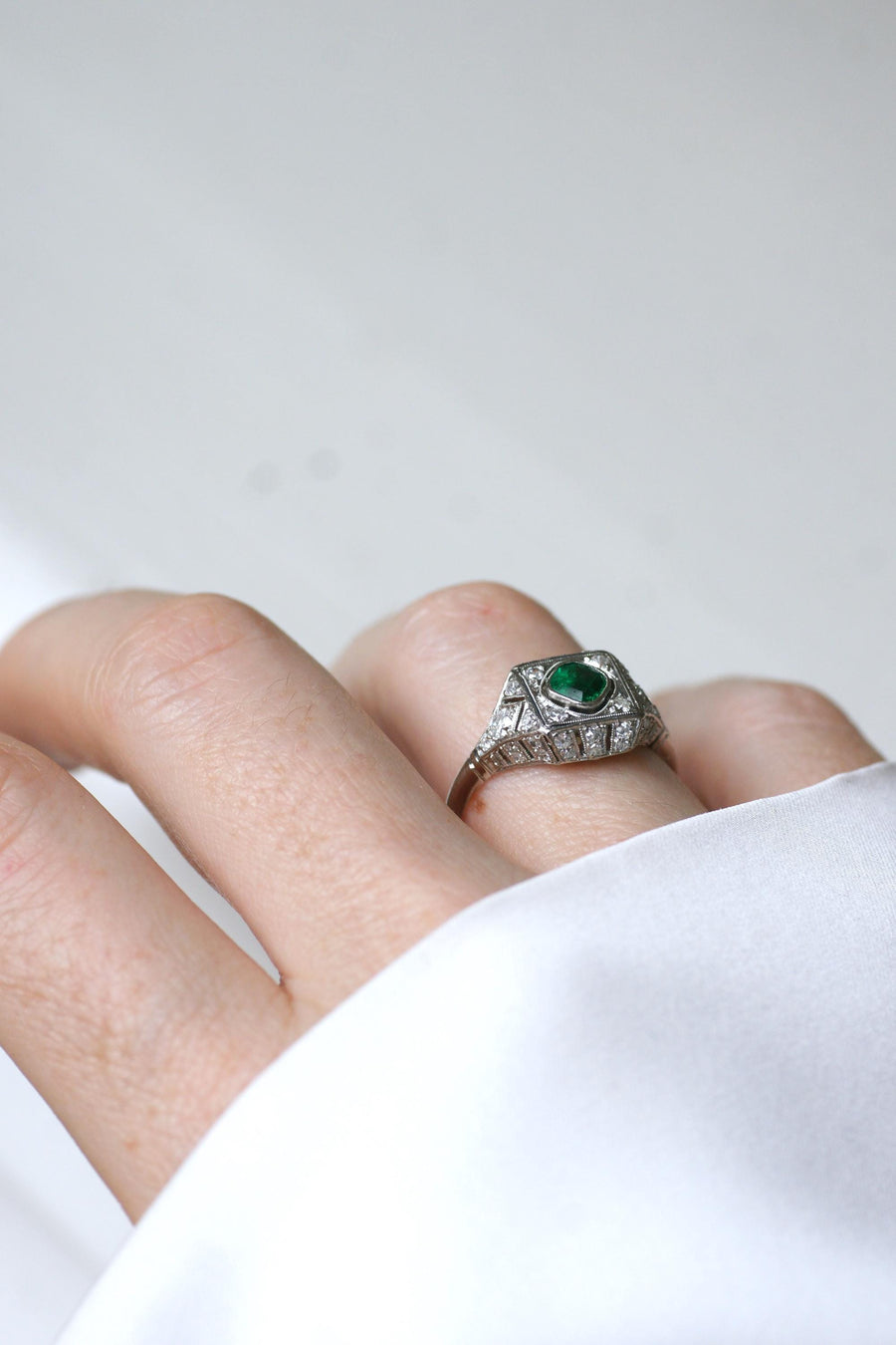 Bague Art Déco Emeraude et Diamants sur Platine