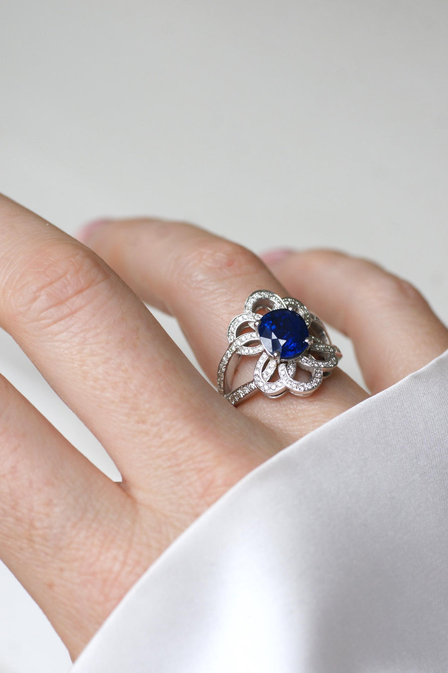 Bague fleur Volutes Saphir de Ceylan 2.80 Cts et Diamants sur Or Blanc