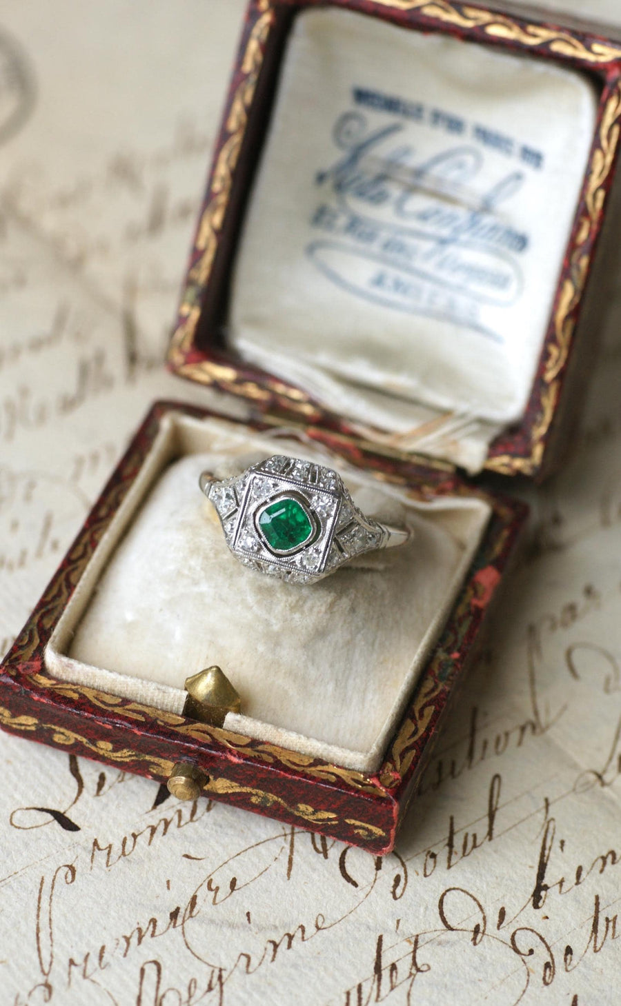 Bague Art Déco Emeraude et Diamants sur Platine