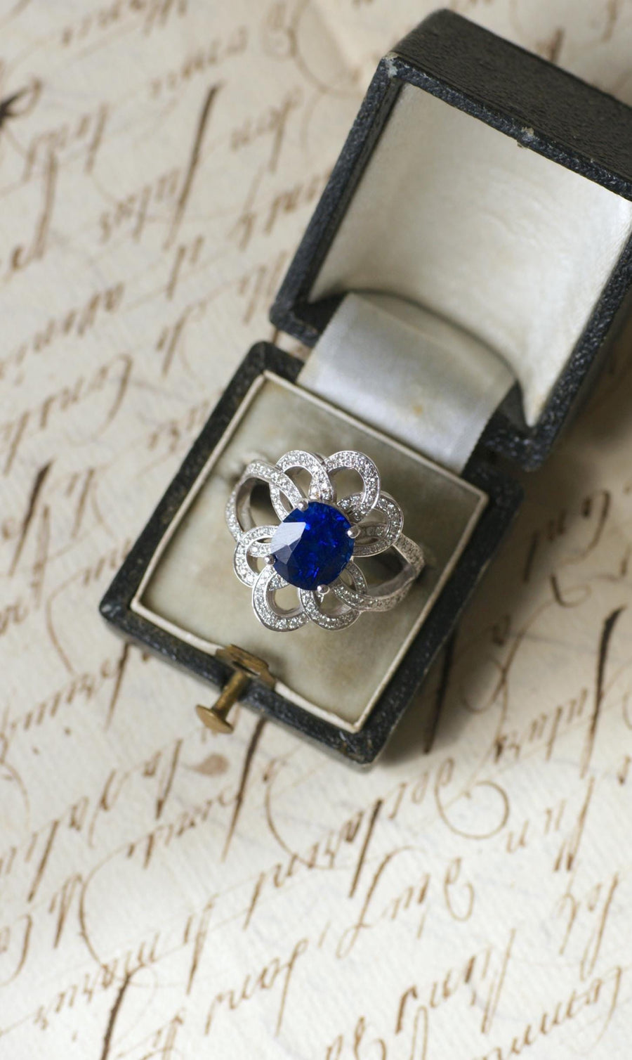 Bague fleur Volutes Saphir de Ceylan 2.80 Cts et Diamants sur Or Blanc