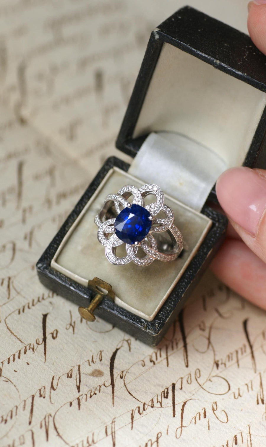 Bague fleur Volutes Saphir de Ceylan 2.80 Cts et Diamants sur Or Blanc