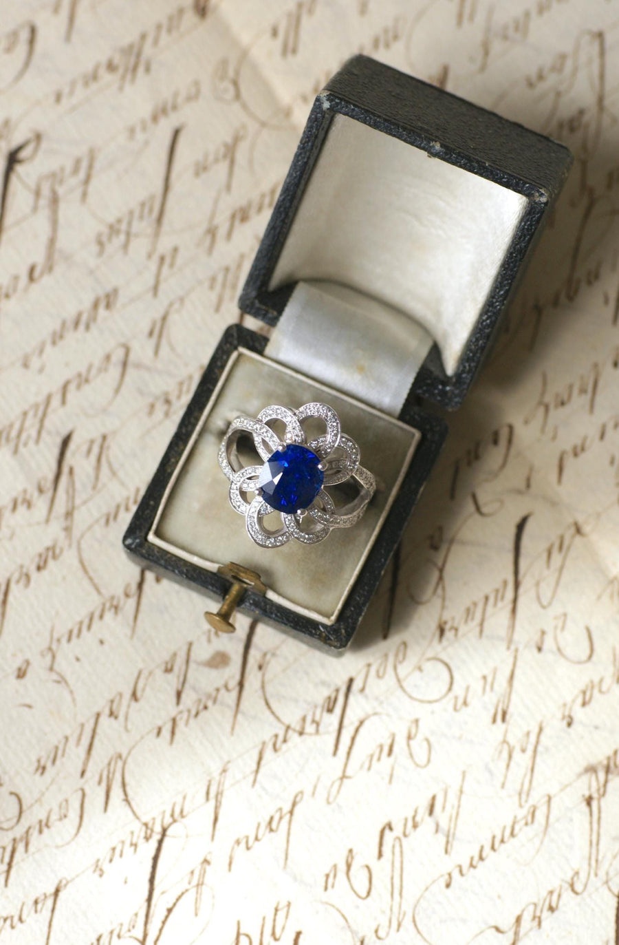 Bague fleur Volutes Saphir de Ceylan 2.80 Cts et Diamants sur Or Blanc