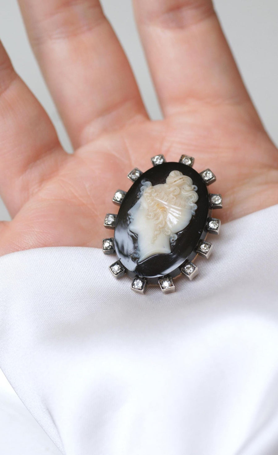 Broche Ovale Ancienne Camée Onyx et Diamants Or rose Argent
