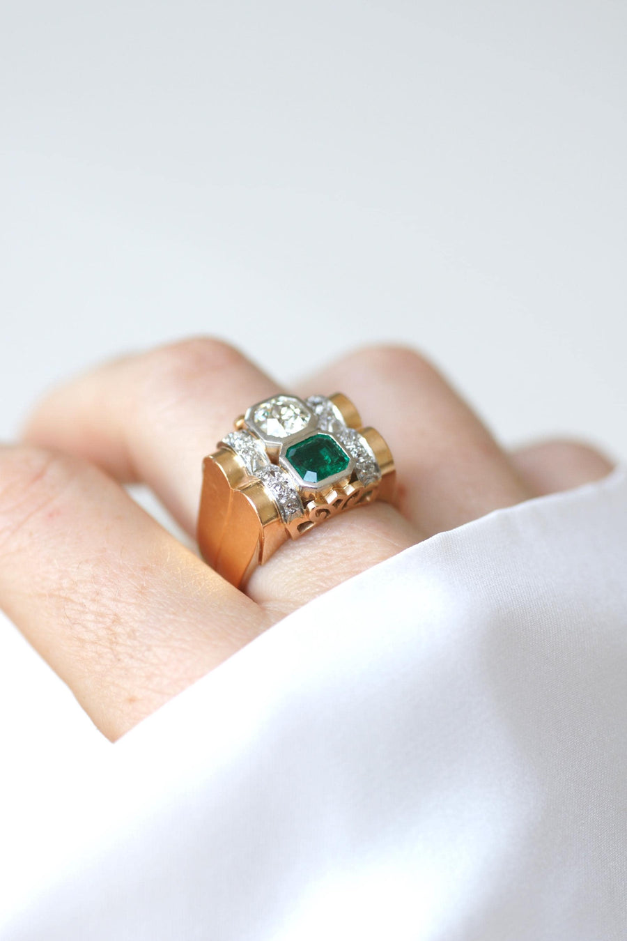 Bague Tank Emeraude Colombienne et Diamants sur Or Rose et Platine
