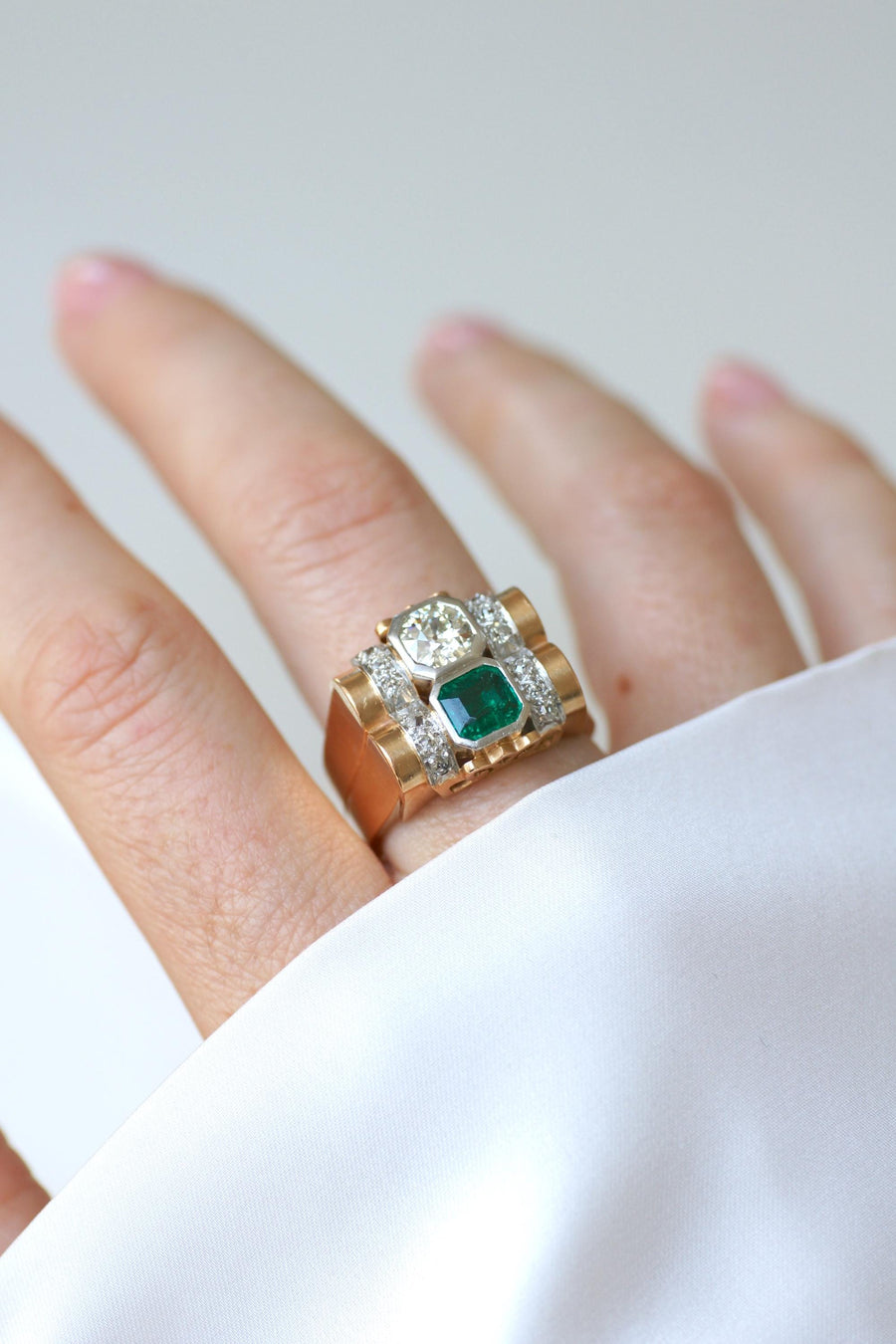 Bague Tank Emeraude Colombienne et Diamants sur Or Rose et Platine