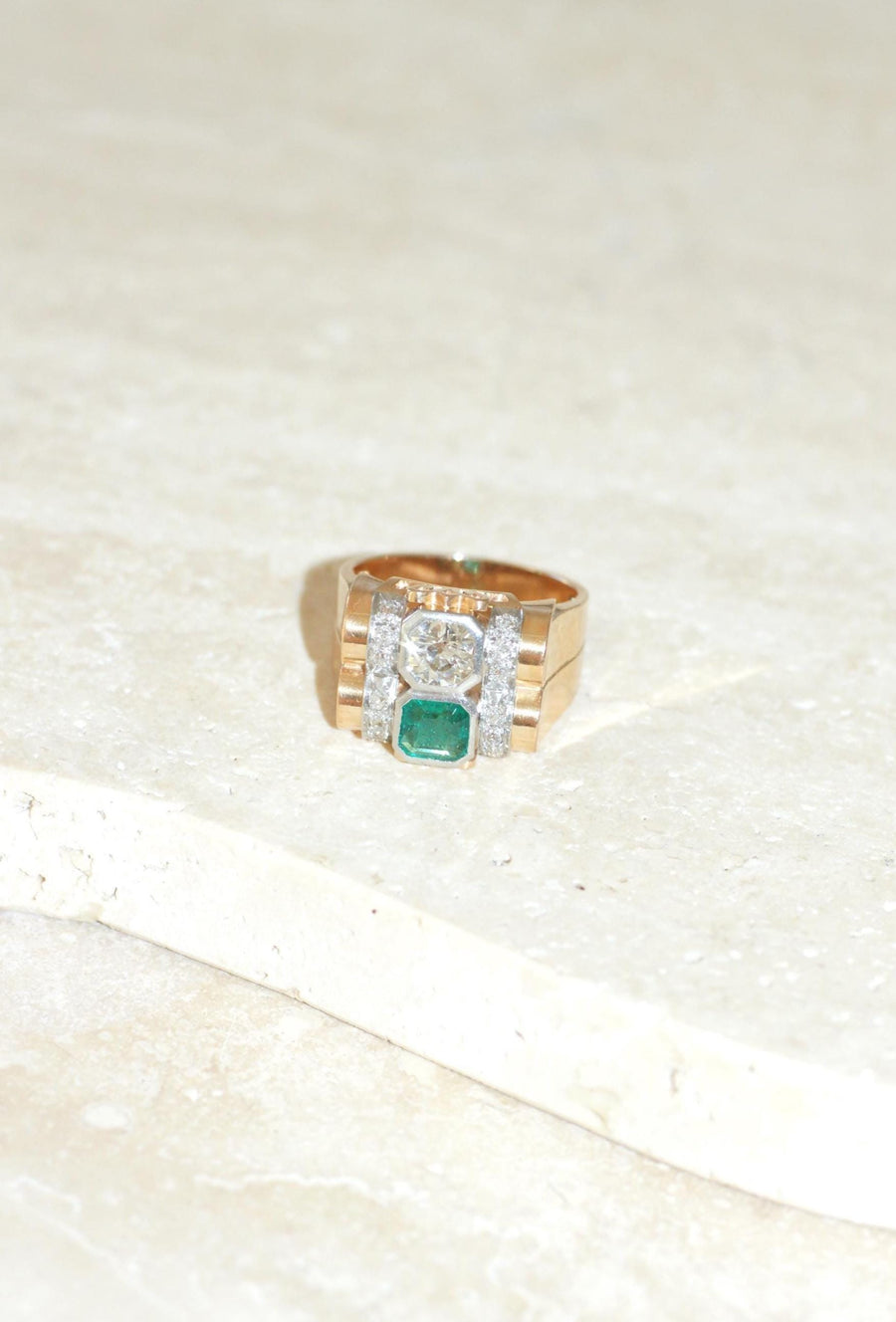 Bague Tank Emeraude Colombienne et Diamants sur Or Rose et Platine
