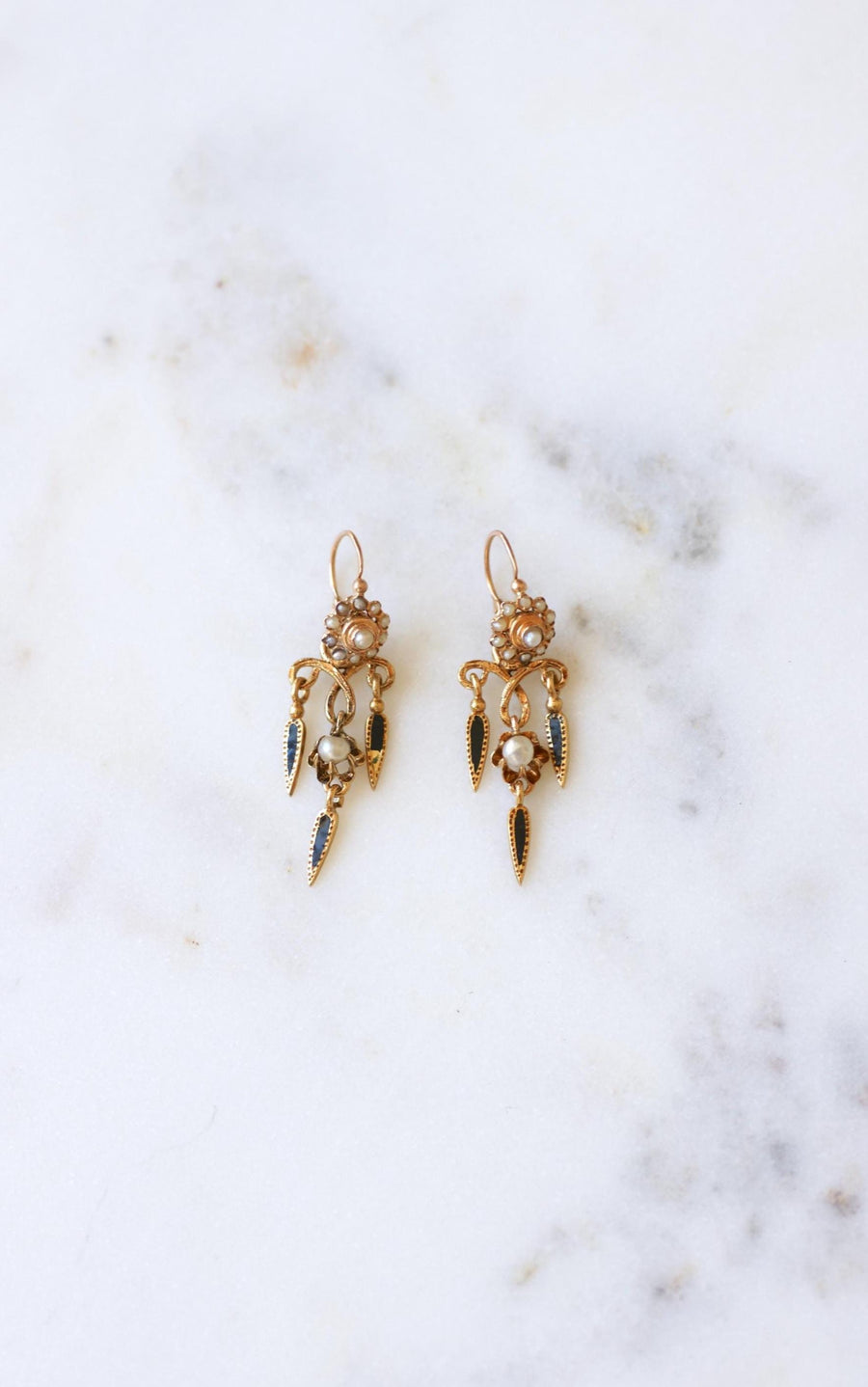 Boucles d'Oreilles Anciennes Pendantes Email et Perles sur Or Jaune