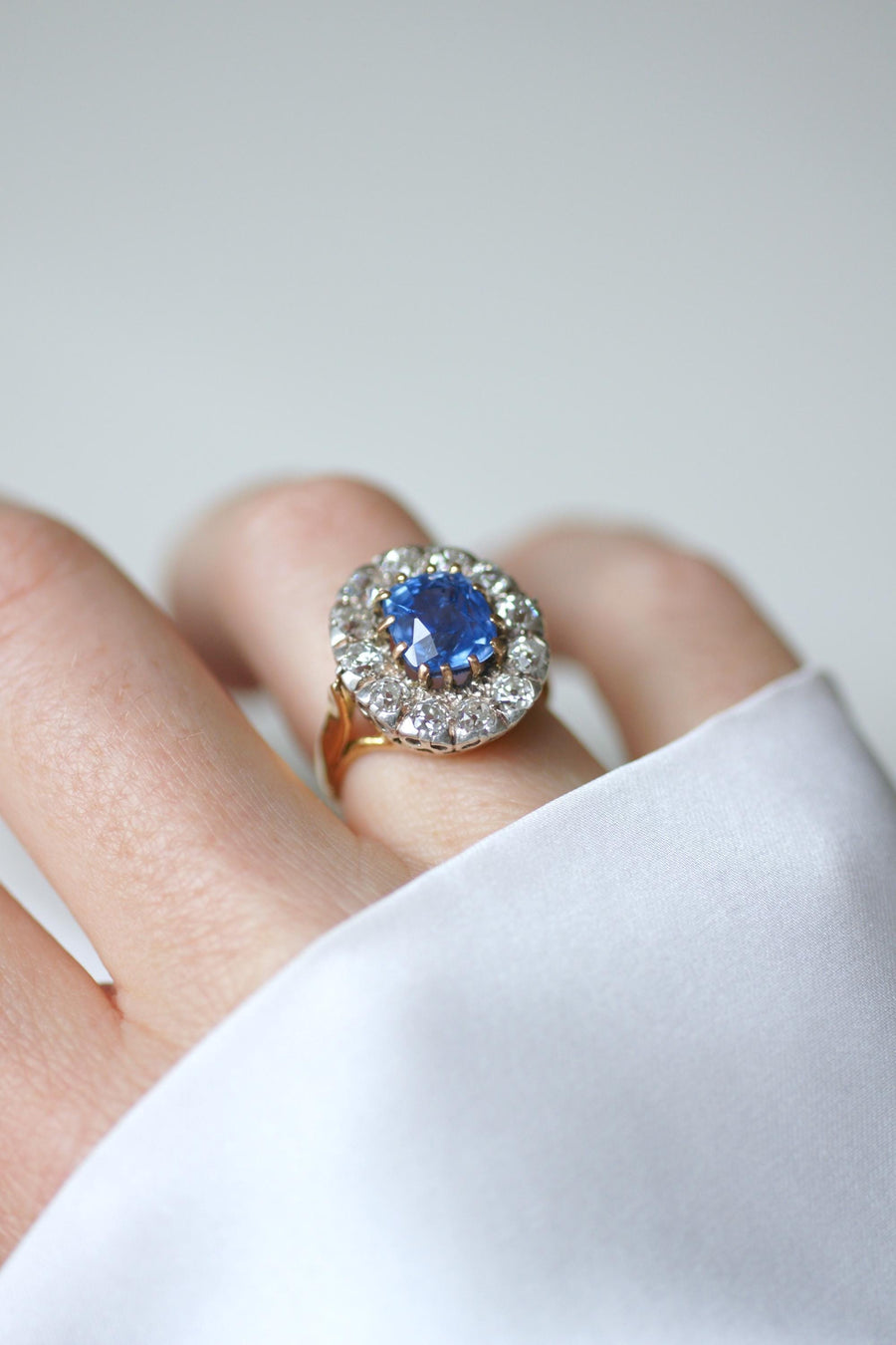 Bague Marguerite Ancienne Saphir de Ceylan 4,50 Cts et Diamants sur Or jaune et Argent