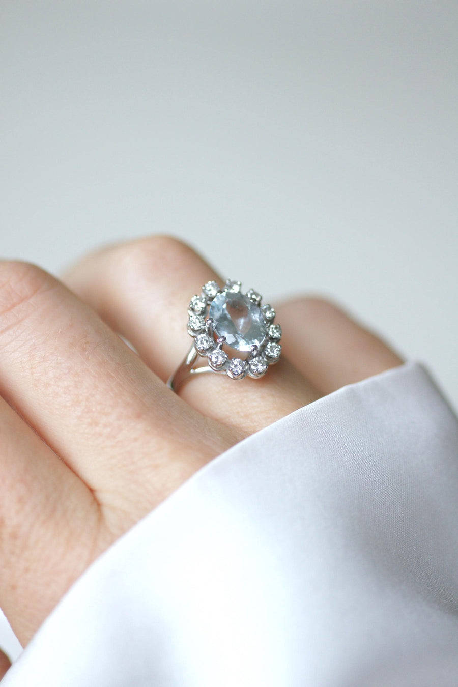 Bague Aigue Marine Entourage Diamants sur Or Blanc