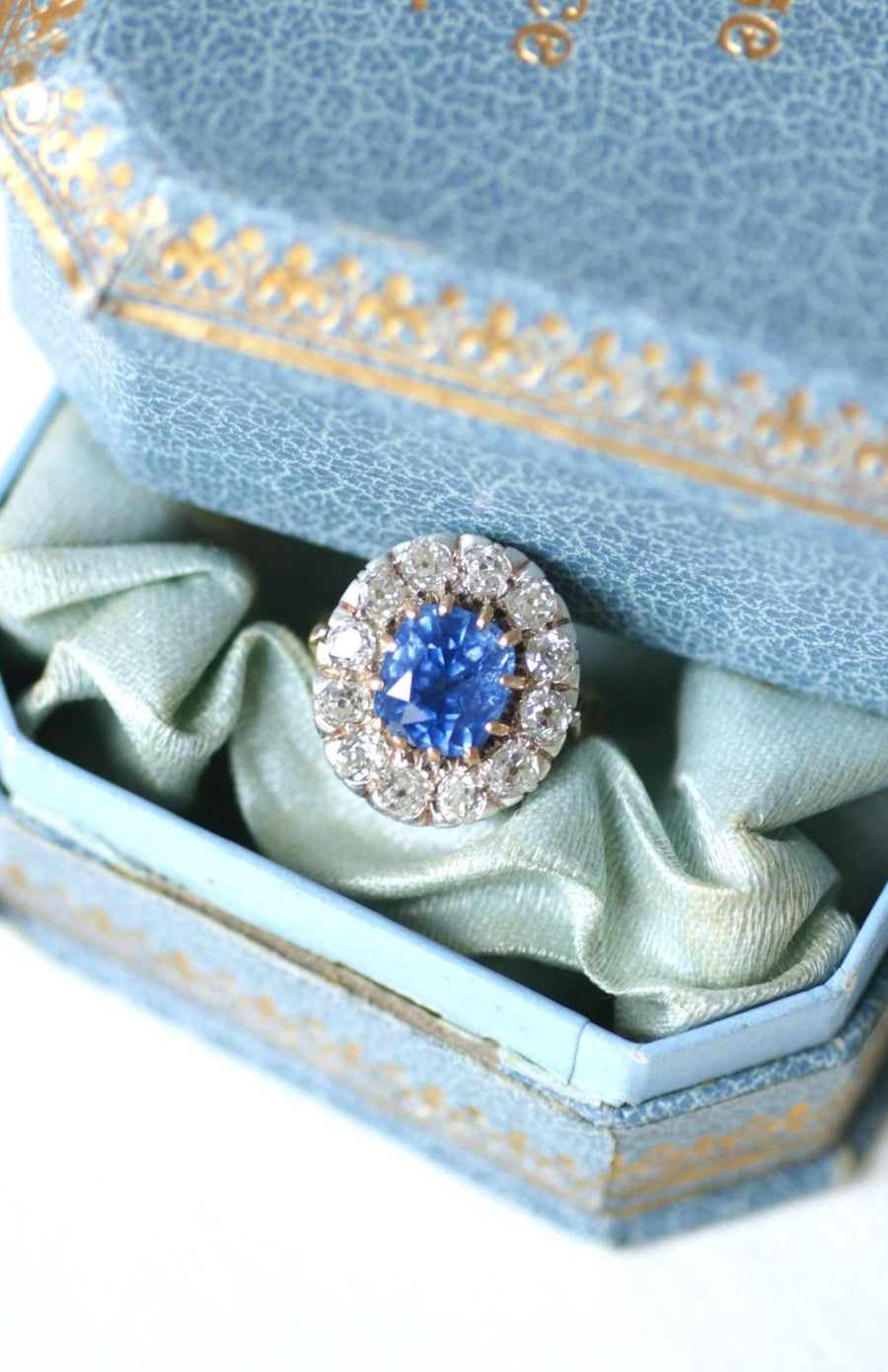 Bague Marguerite Ancienne Saphir de Ceylan 4,50 Cts et Diamants sur Or jaune et Argent