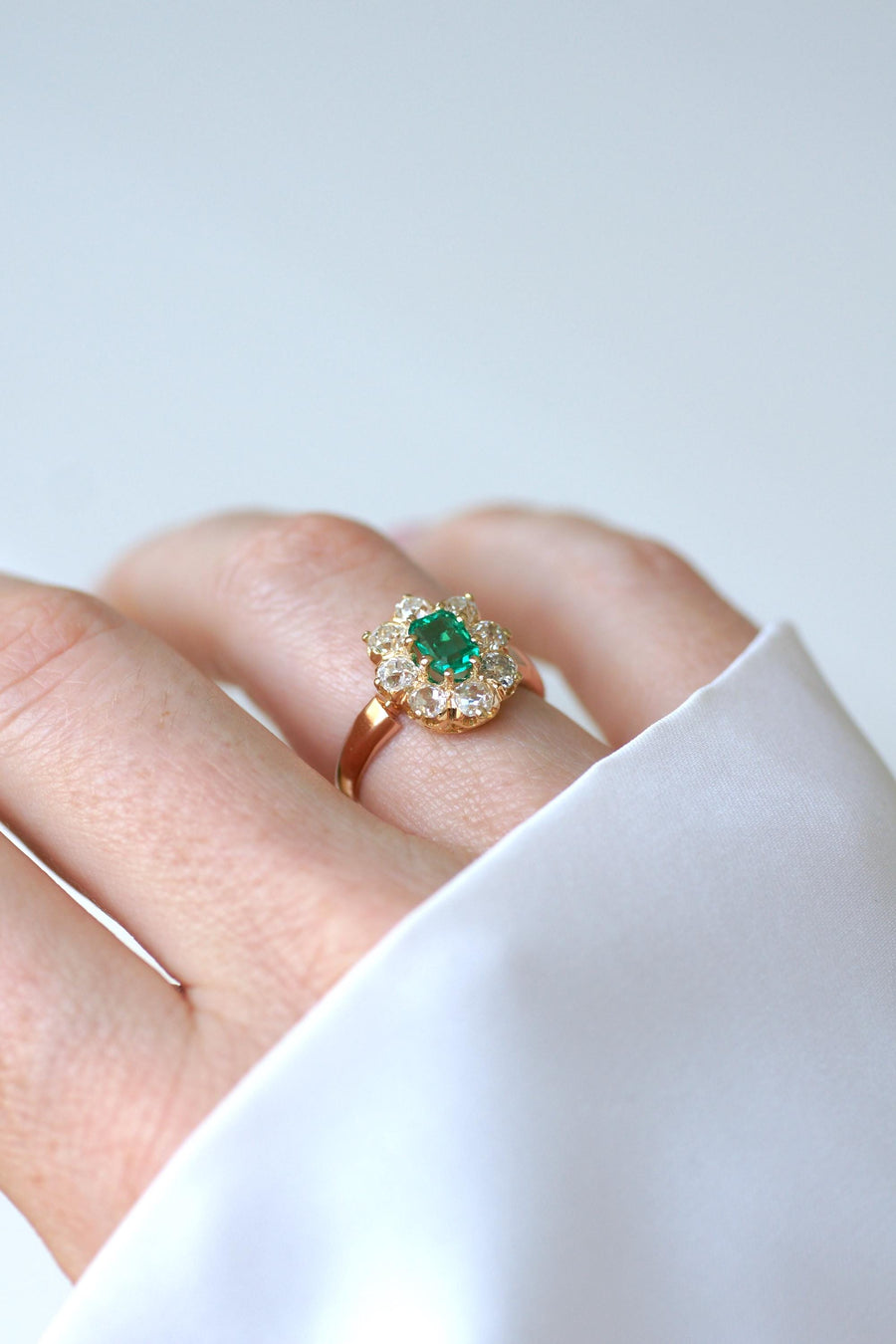 Bague Marguerite Ancienne Emeraude de Colombie et Diamants sur Or Rose