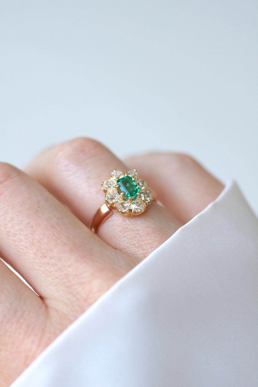 Bague Marguerite Ancienne Emeraude de Colombie et Diamants sur Or Rose