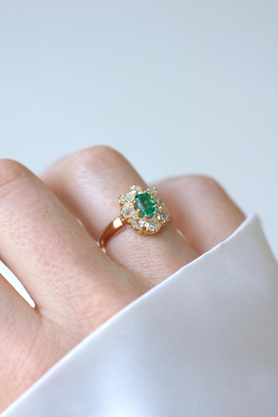 Bague Marguerite Ancienne Emeraude de Colombie et Diamants sur Or Rose