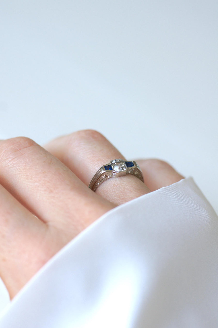 Bague Bandeau Art Deco Diamant Carré et Saphirs sur Platine