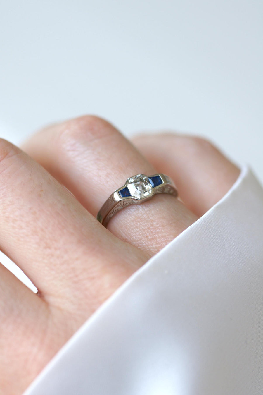 Bague Bandeau Art Deco Diamant Carré et Saphirs sur Platine