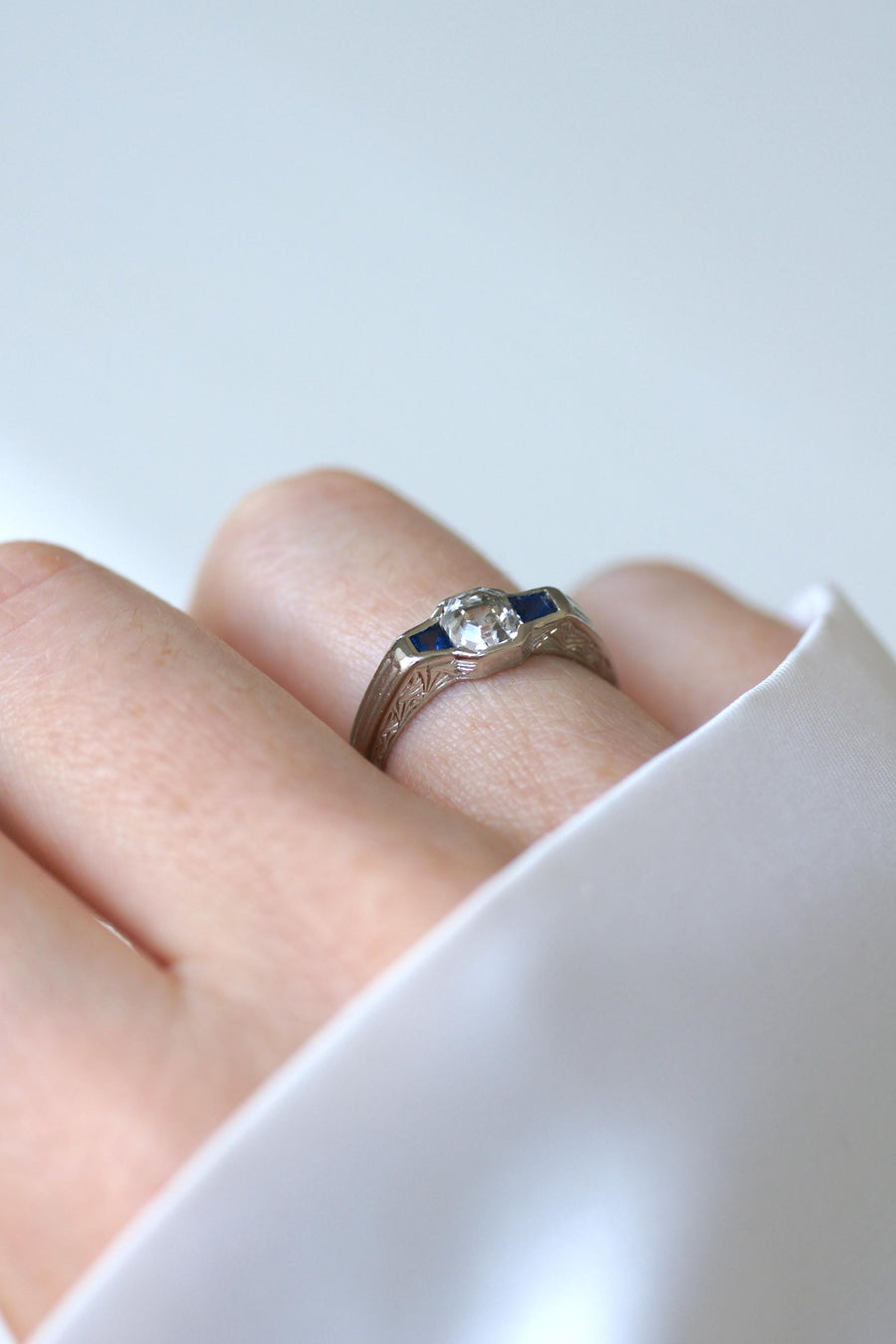 Bague Bandeau Art Deco Diamant Carré et Saphirs sur Platine