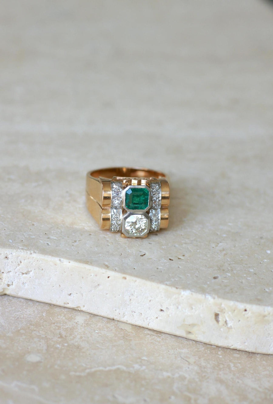 Bague Tank Emeraude Colombienne et Diamants sur Or Rose et Platine