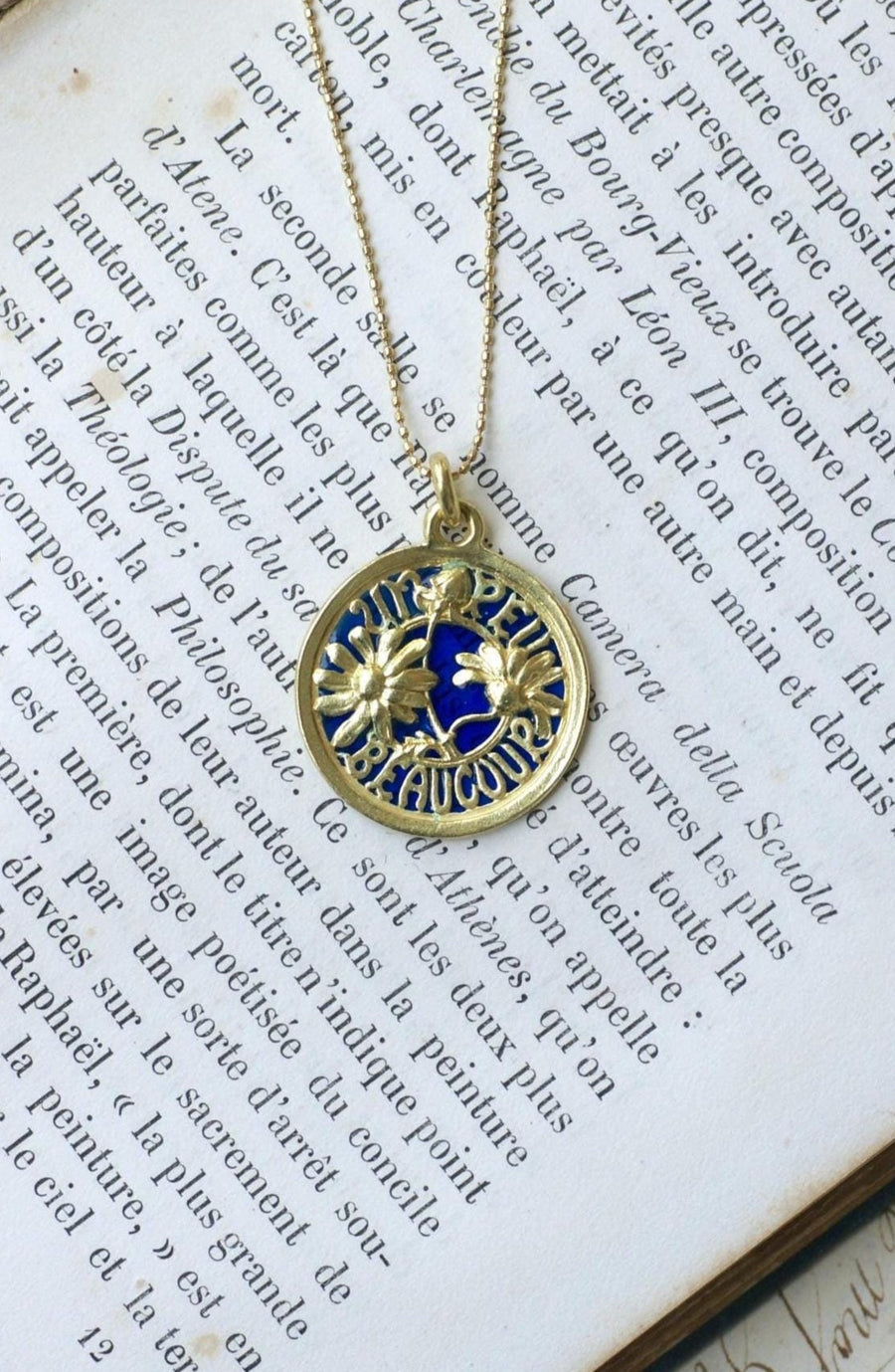 Médaille d'Amour Ancienne Pâquerette Un Peu Beaucoup Or Jaune et Email Bleu