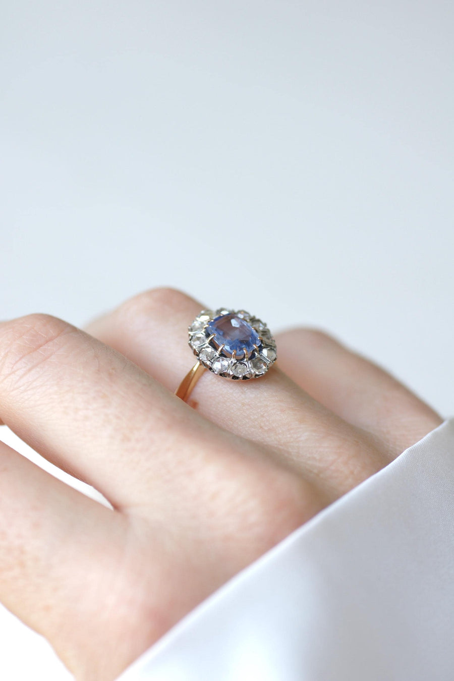 Bague Marguerite Ancienne Saphir de Ceylan 1,50 Cts et Diamants sur Or jaune et Platine