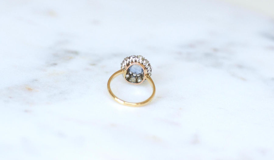 Bague Marguerite Ancienne Saphir de Ceylan 1,50 Cts et Diamants sur Or jaune et Platine