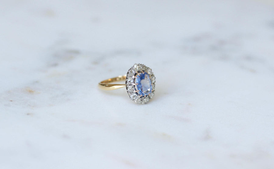 Bague Marguerite Ancienne Saphir de Ceylan 1,50 Cts et Diamants sur Or jaune et Platine
