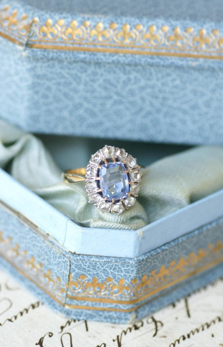 Bague Marguerite Ancienne Saphir de Ceylan 1,50 Cts et Diamants sur Or jaune et Platine