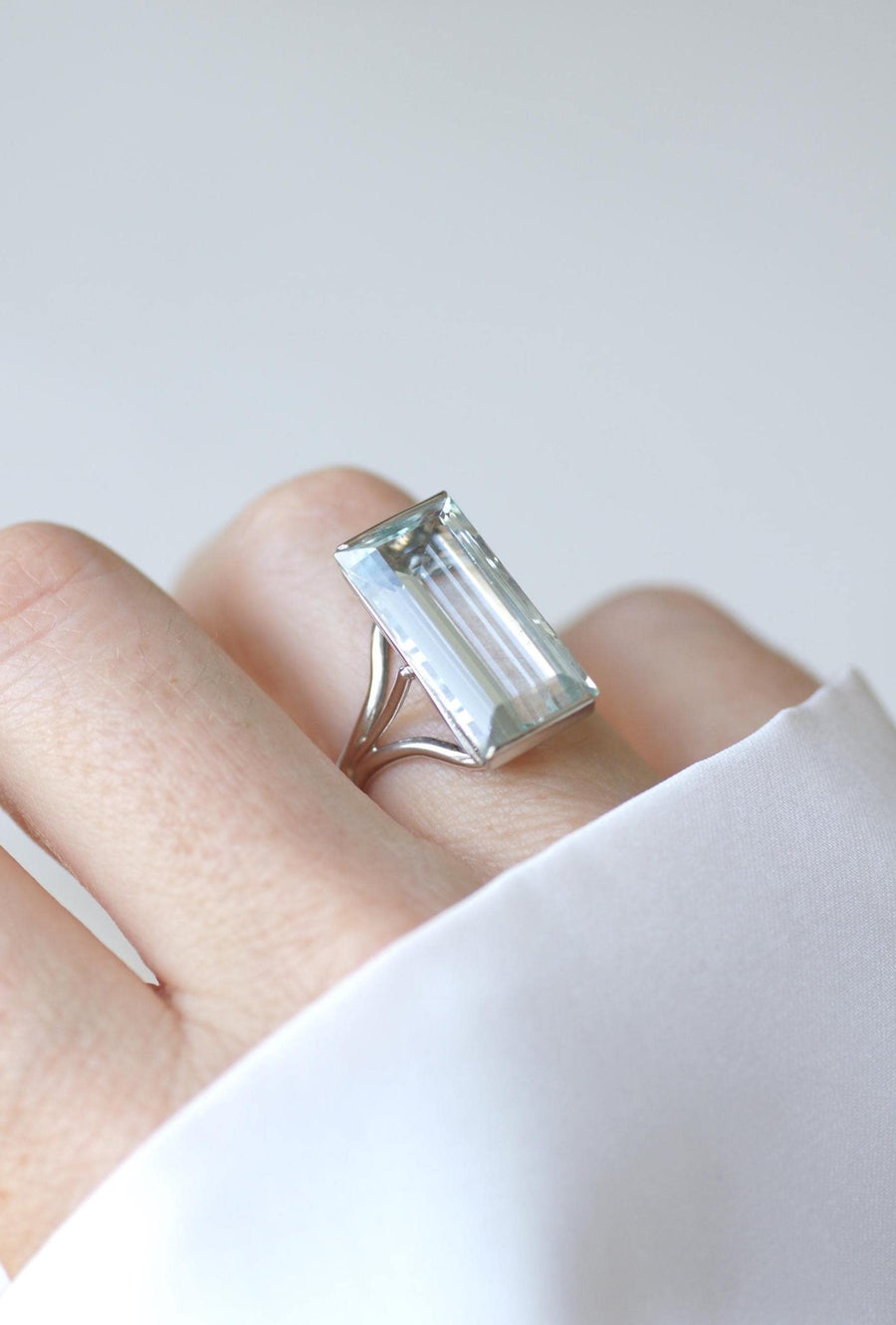 Bague Cocktail Aigue Marine 8,00 Cts sur Or Blanc Années 60