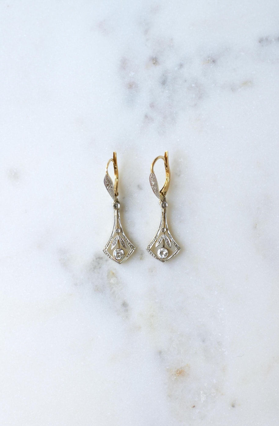 Boucles d'oreilles Dormeuses Art Déco Diamants sur Or Jaune et Platine