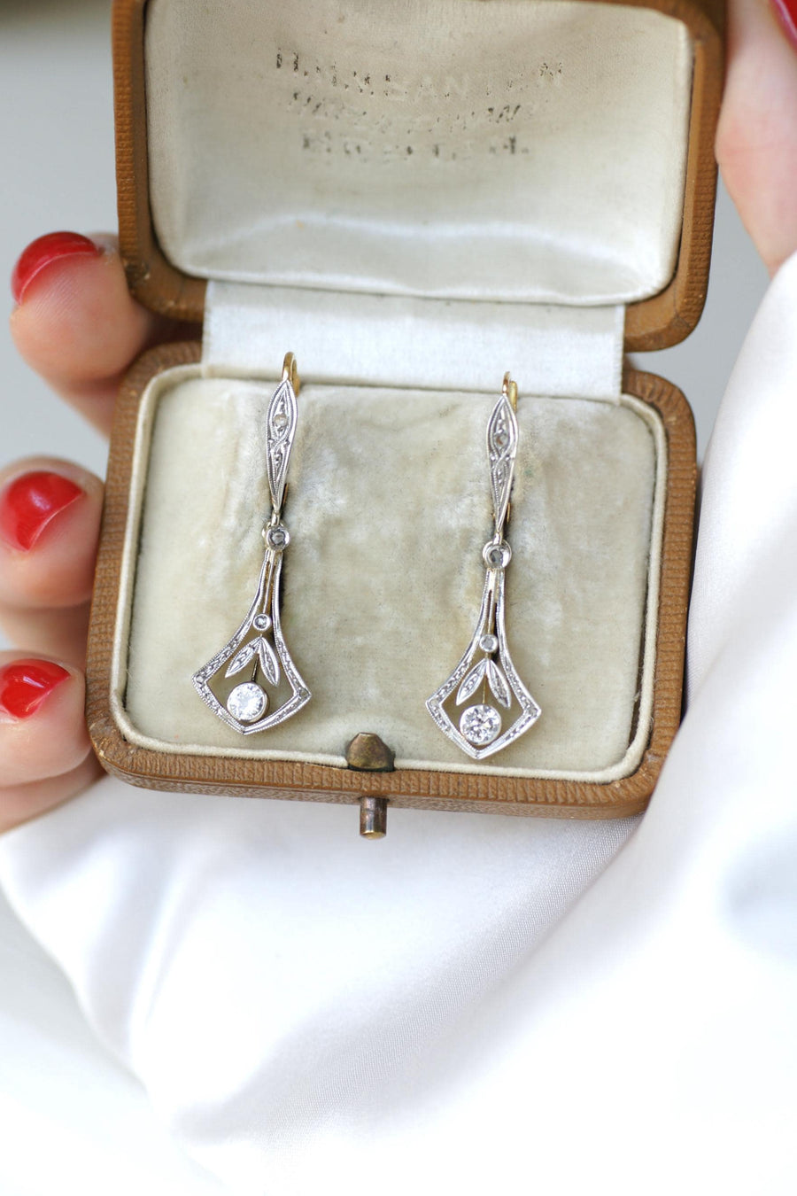 Boucles d'oreilles Dormeuses Art Déco Diamants sur Or Jaune et Platine