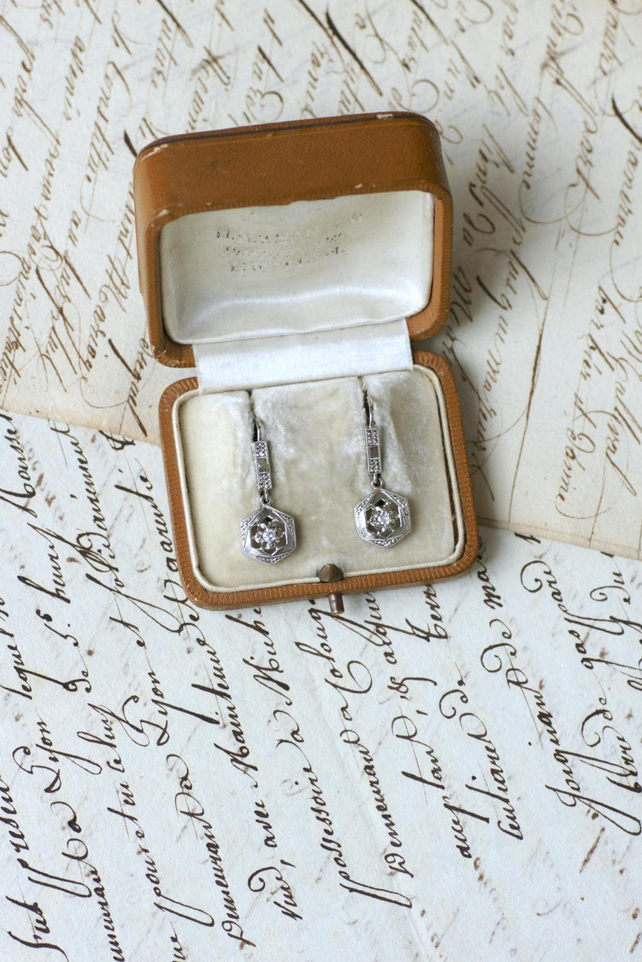 Boucles d'Oreilles Pendantes Art Deco Diamants sur Or Blanc et Platine