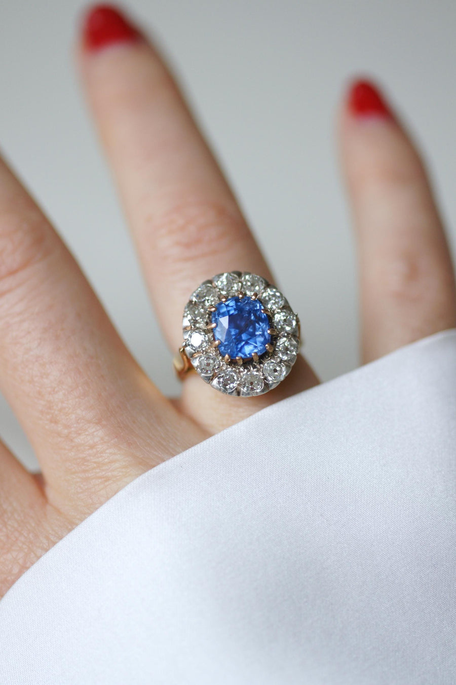 Bague Marguerite Ancienne Saphir de Ceylan 4,50 Cts et Diamants sur Or jaune et Argent