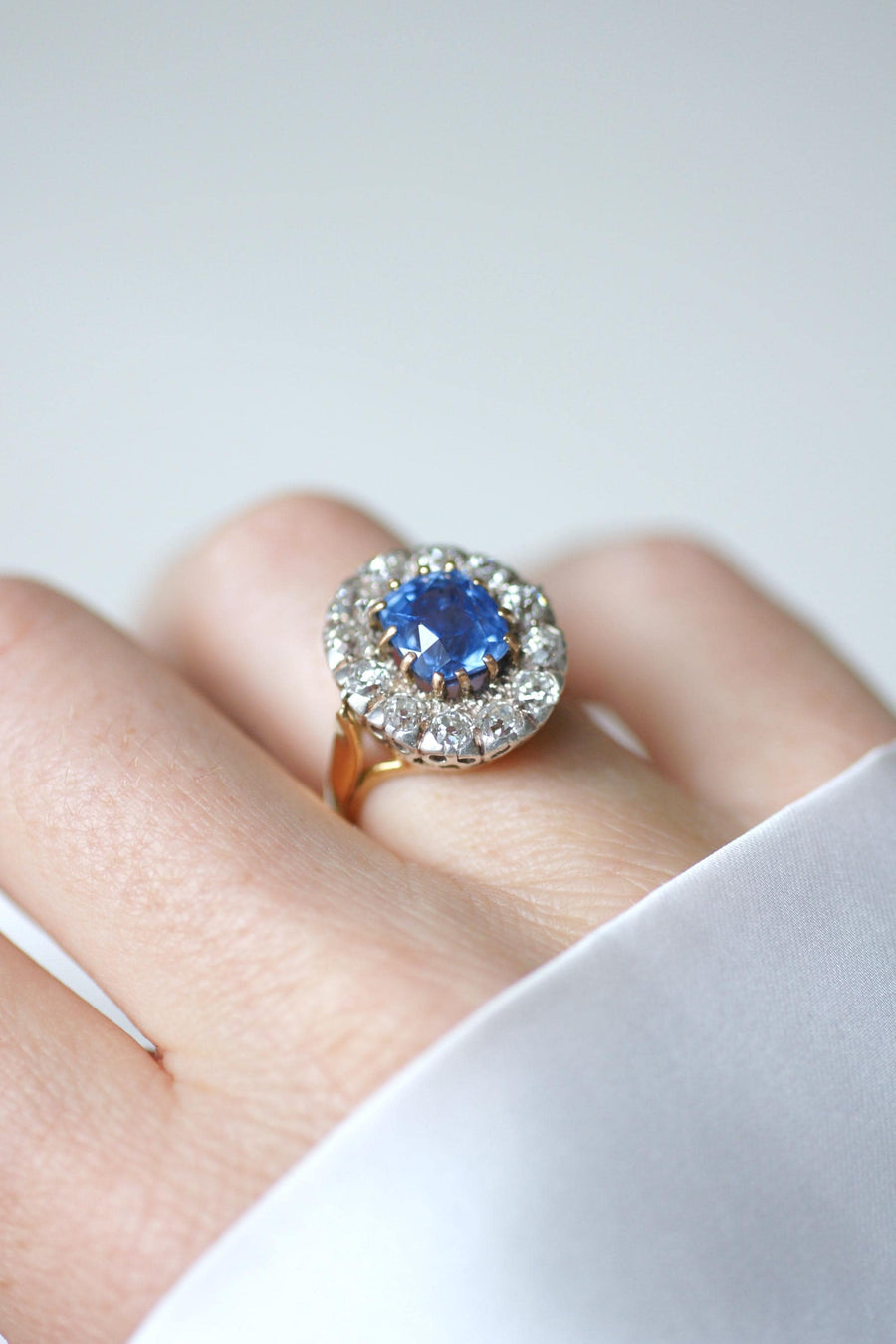 Bague Marguerite Ancienne Saphir de Ceylan 4,50 Cts et Diamants sur Or jaune et Argent