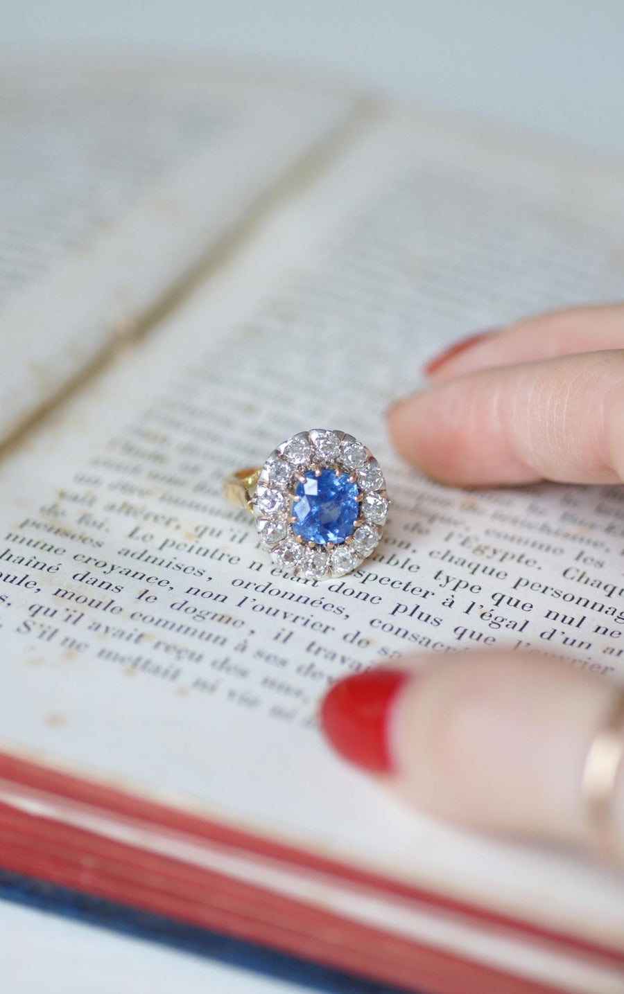 Bague Marguerite Ancienne Saphir de Ceylan 4,50 Cts et Diamants sur Or jaune et Argent