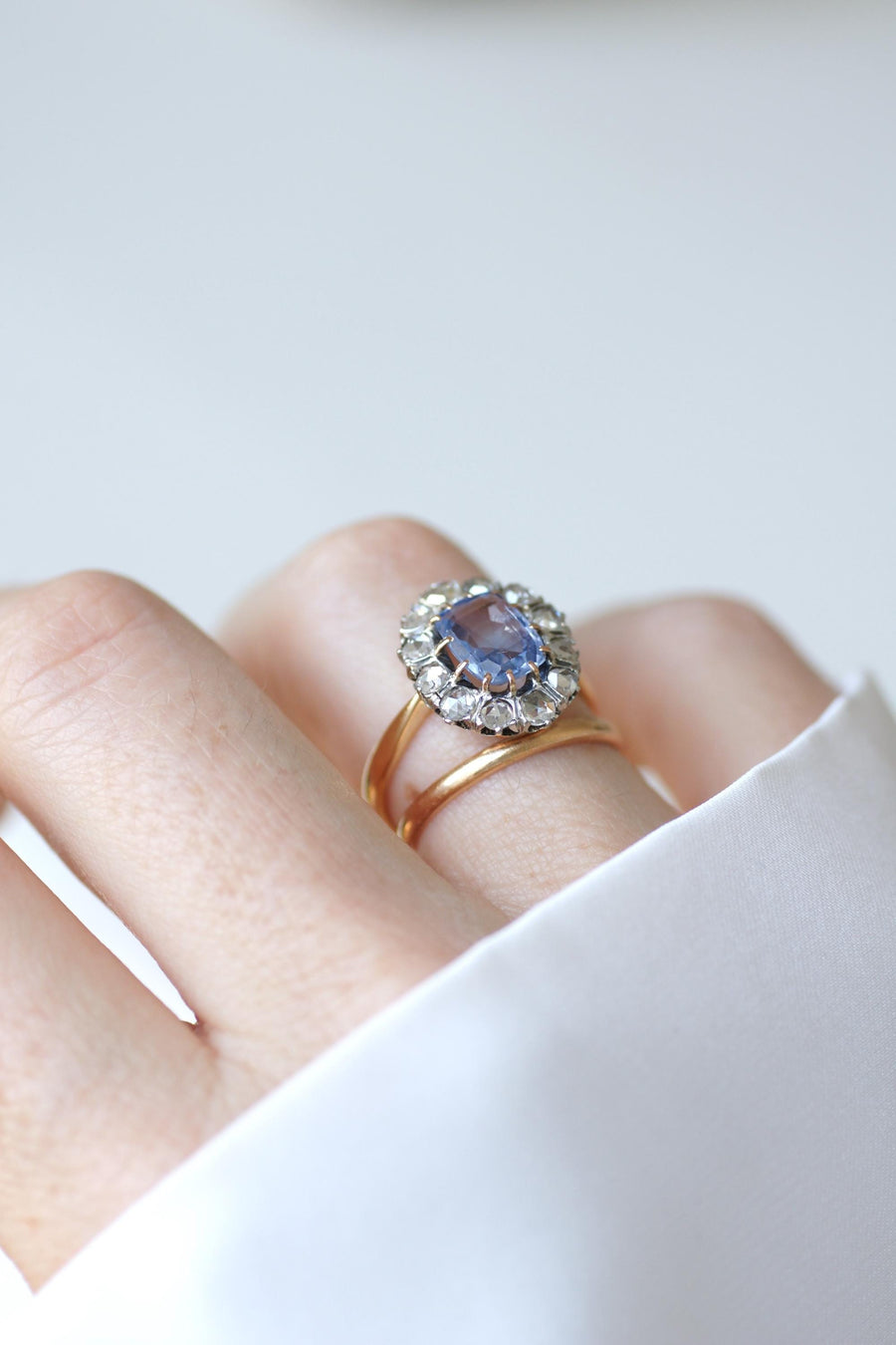 Bague Marguerite Ancienne Saphir de Ceylan 1,50 Cts et Diamants sur Or jaune et Platine