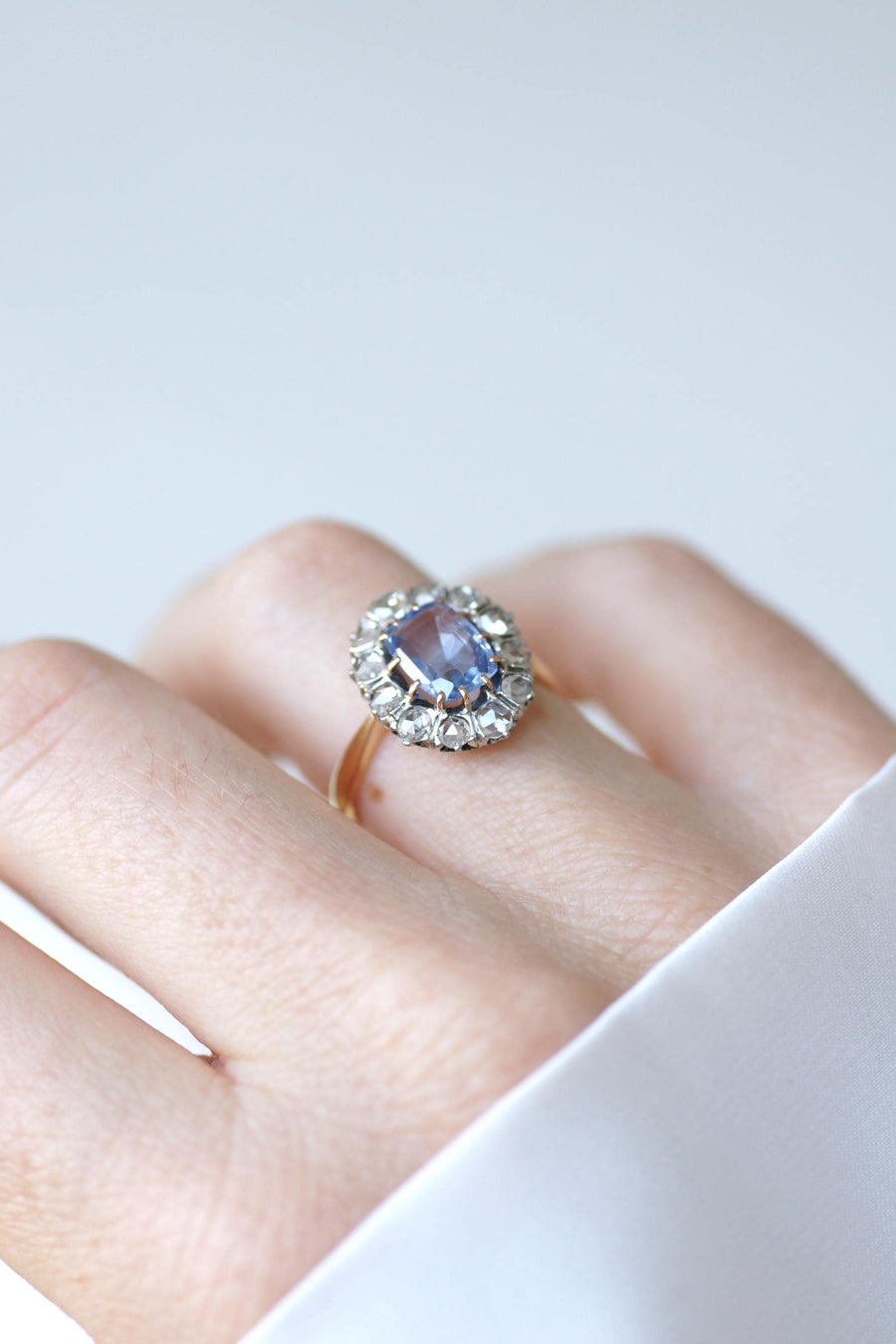 Bague Marguerite Ancienne Saphir de Ceylan 1,50 Cts et Diamants sur Or jaune et Platine