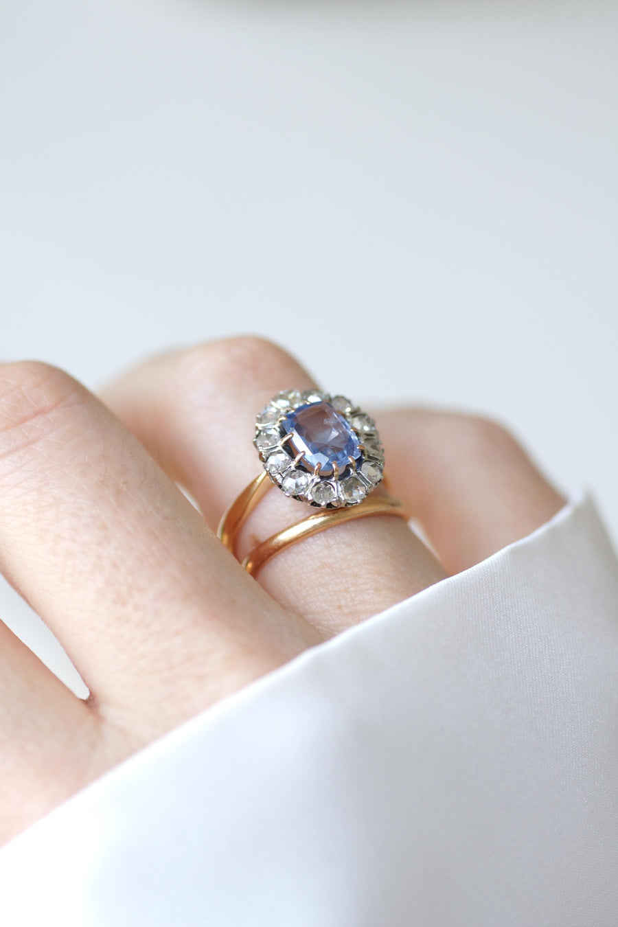 Bague Marguerite Ancienne Saphir de Ceylan 1,50 Cts et Diamants sur Or jaune et Platine