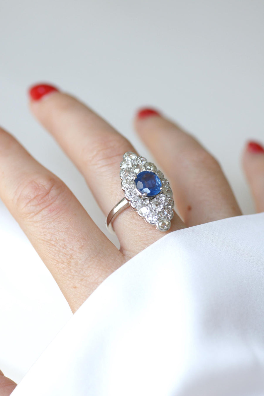 Bague Marquise Saphir 2.20 Cts et Diamants 3.50 Cts sur Or Blanc