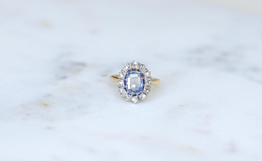 Bague Marguerite Ancienne Saphir de Ceylan 1,50 Cts et Diamants sur Or jaune et Platine