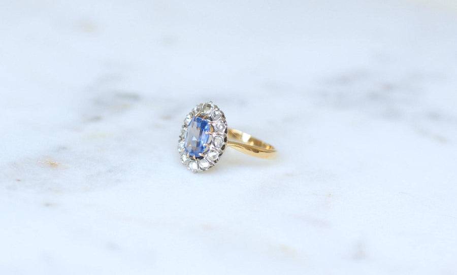 Bague Marguerite Ancienne Saphir de Ceylan 1,50 Cts et Diamants sur Or jaune et Platine