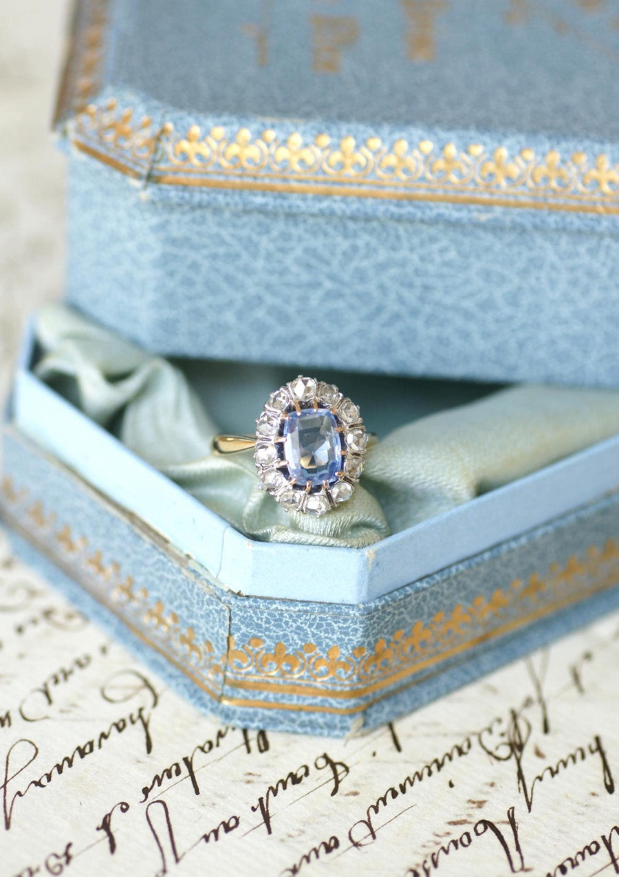 Bague Marguerite Ancienne Saphir de Ceylan 1,50 Cts et Diamants sur Or jaune et Platine