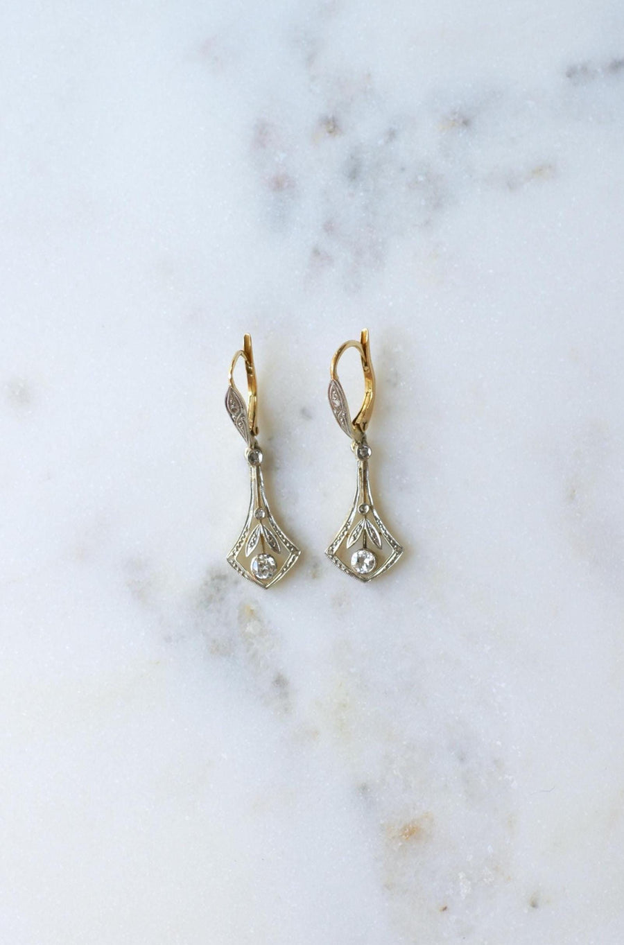 Boucles d'oreilles Dormeuses Art Déco Diamants sur Or Jaune et Platine