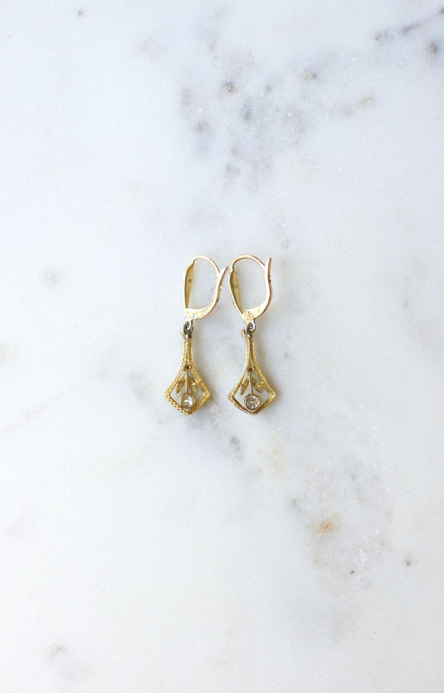Boucles d'oreilles Dormeuses Art Déco Diamants sur Or Jaune et Platine